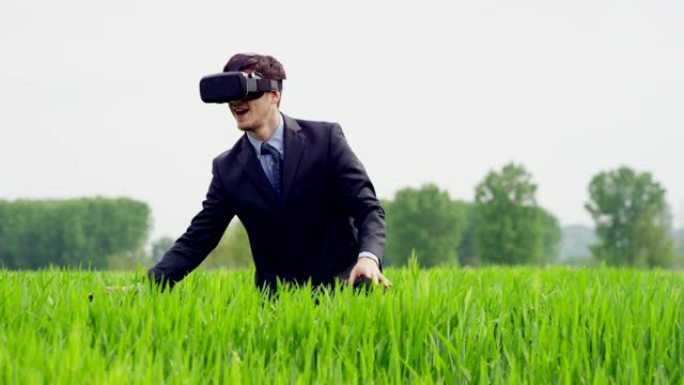 年轻的好人在生活中使用3d现实与oculus和增强现实技术与现实的实现。