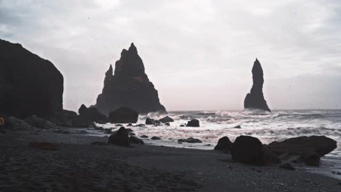 冰岛维克镇附近的黑沙滩