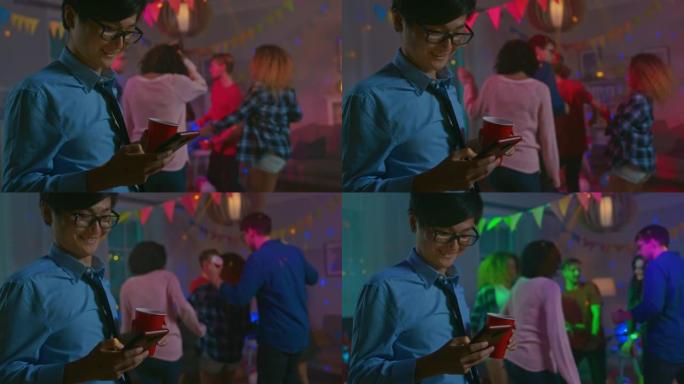 在野外聚会上: 快乐的亚洲男人使用智能手机，而不是与其他人跳舞。