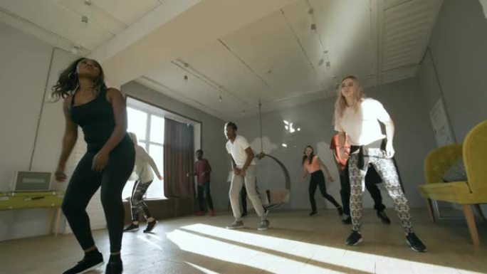 黑人妇女在舞蹈课上教人们