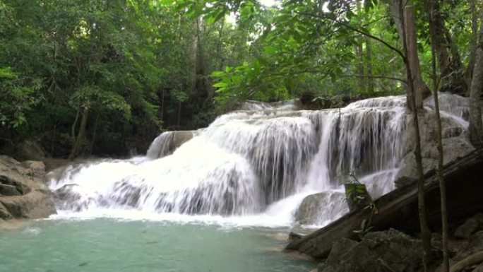 美丽自然中的瀑布泰国北碧府四面佛瀑布