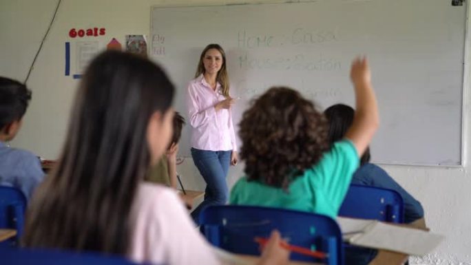 英语课上的拉丁美洲老师在学生举手时问她的问题