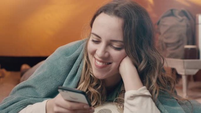 微笑的女人发短信视频素材老外玩手机笑容笑