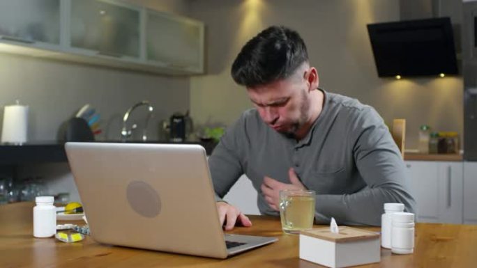 男子咳嗽和视频呼叫医生在笔记本电脑上
