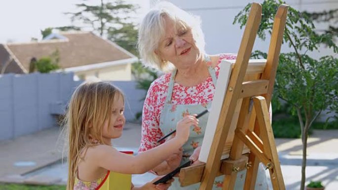孙女和祖母在画布上绘画4k