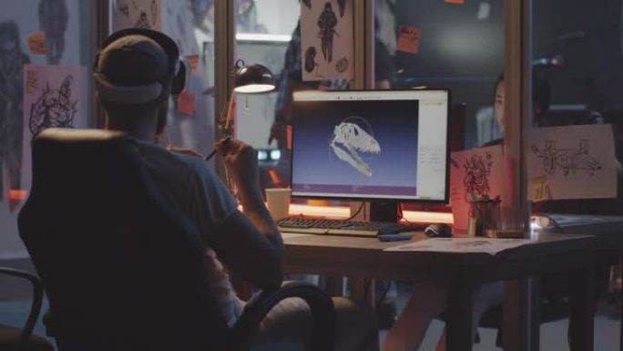 在电脑上塑造恐龙头骨的人
