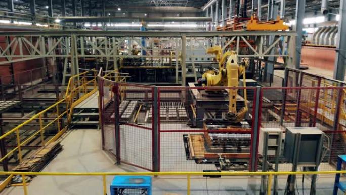 工厂内部，工业机器与输送机一起工作。