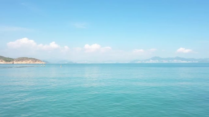 到达海岸线的绿松石海浪的鸟瞰图