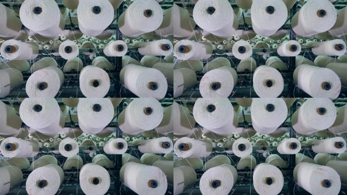 用白线旋转的卷轴的俯视图。服装厂生产设备。