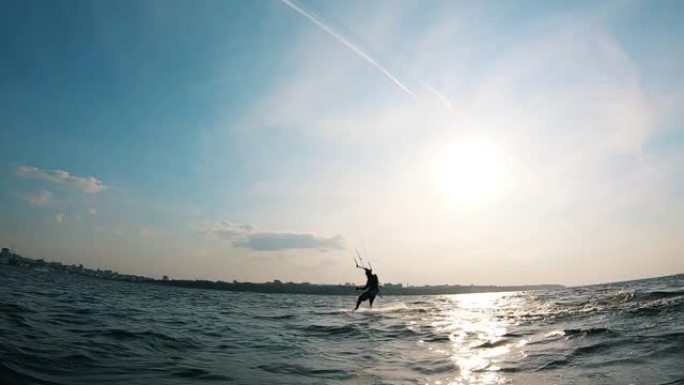 一个男人在风筝冲浪时耍花招