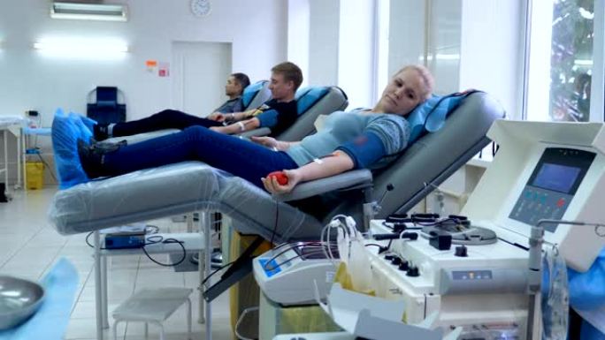 人们在输血中心献血，医疗设备。
