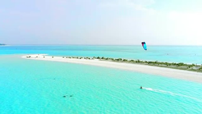 马尔代夫阳光明媚的热带蓝海上的WS鸟瞰图人风筝冲浪