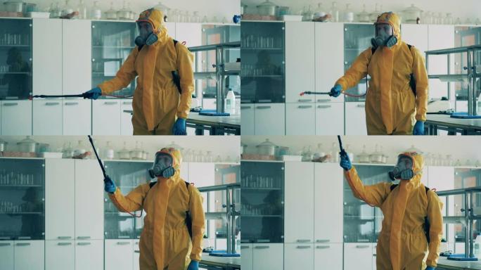一名穿着防护服的男子正在用化学药品消毒实验室