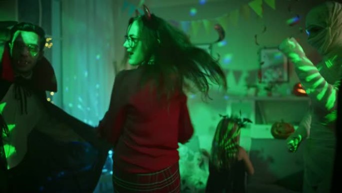 万圣节服装派对: 一群怪物在装饰有迪斯科球灯的房间里跳舞。脑死亡僵尸，吸血鬼德古拉，木乃伊，美丽女巫