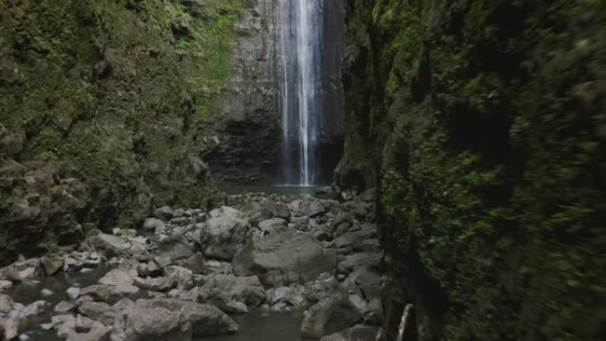 惊人的丛林瀑布山涧山谷峡谷河谷