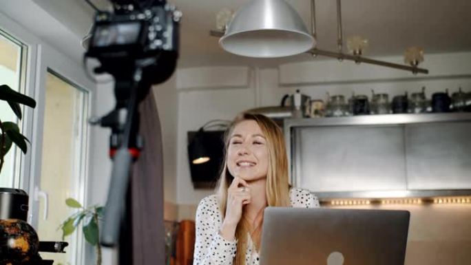 快乐专业的年轻高加索时尚博主在家庭厨房慢动作拍摄新的vlog视频。