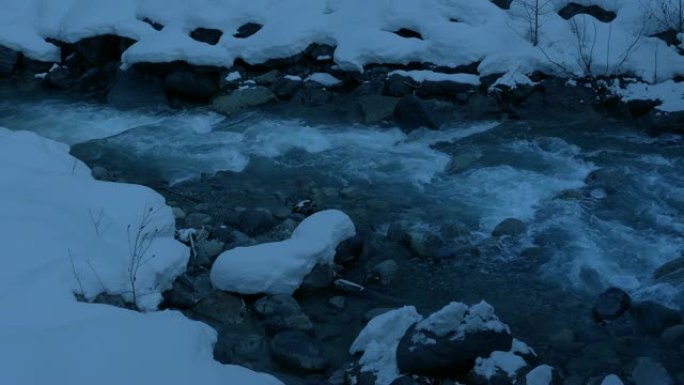 黄昏时冰冷的山河