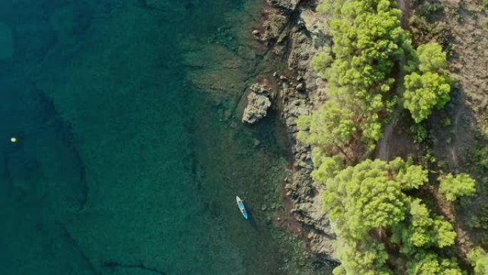 在地中海沿岸移动情侣皮划艇的航拍视频