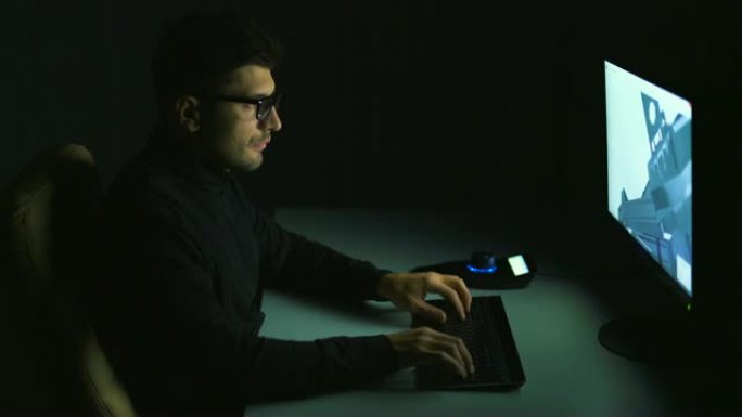 在计算机中使用3d机械手工作的人。夜间