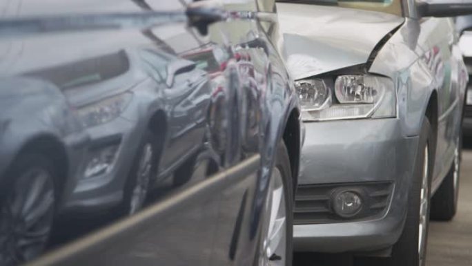 汽车事故中车身面板损坏的汽车细节停在车库修理店