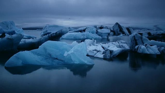 钻石海滩。漂浮在海上的冰川