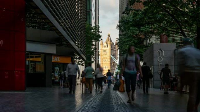 慢镜头:英国伦敦塔桥和市政厅的行人通勤人群