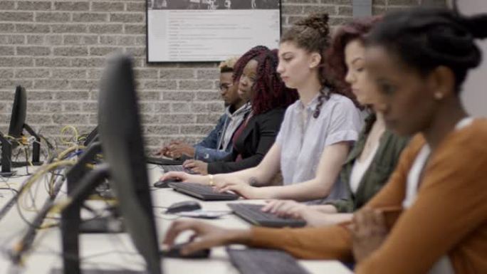大学生参加计算机课程