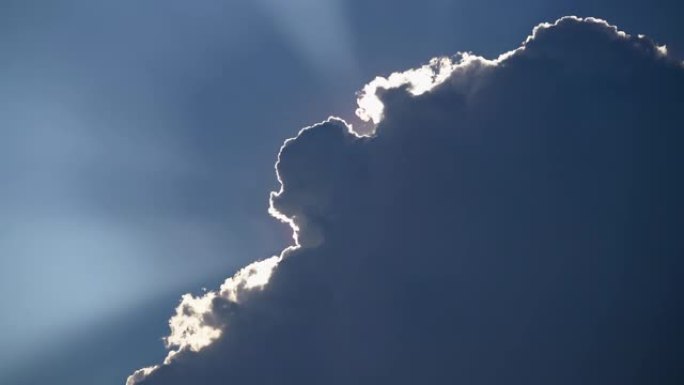 云层后面的戏剧性太阳射线阳光