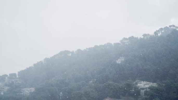 雨中的山景天气预报台风天气气象局