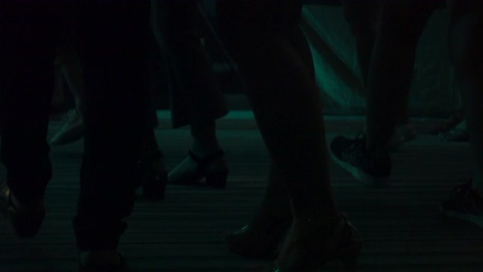 派对地板上的鞋子女人