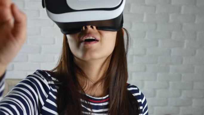 在虚拟现实眼镜中使用虚拟现实耳机的女人