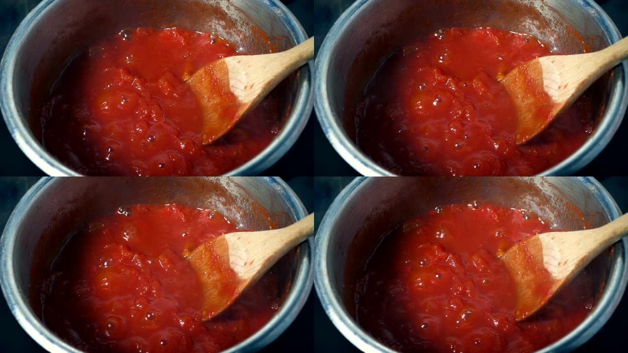 用勺子煮西红柿的锅