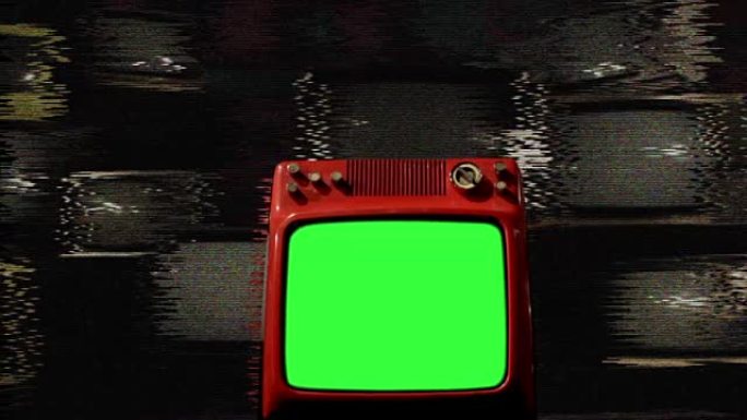 许多电视中间的旧红色电视绿屏。棕褐色色调。