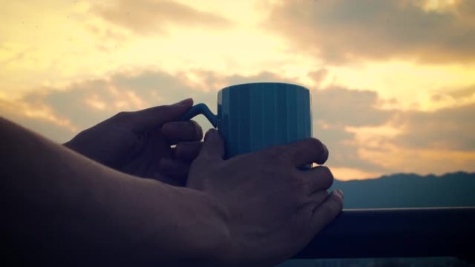 日落时喝杯咖啡特写展示视频素材