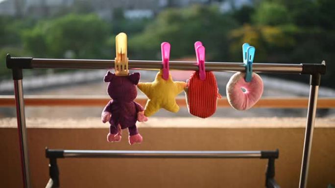 毛绒毛绒玩具晾衣绳晾衣夹早上挂在阳台上