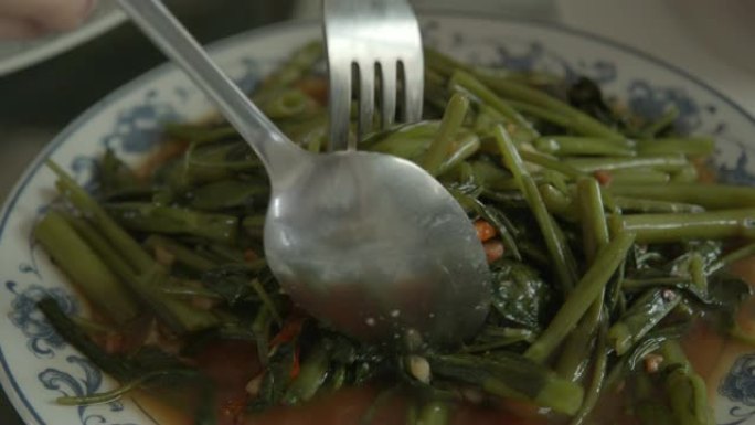 女人在家里吃油炸牵牛花