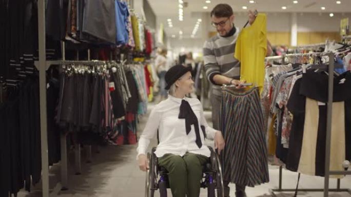 坐在轮椅上的女人与一群朋友一起买衣服