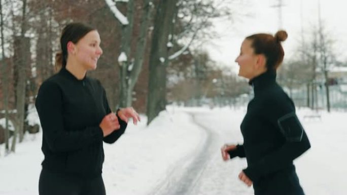 两个女人在雪地里锻炼