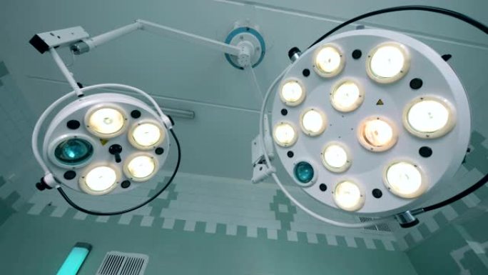 天花板下悬挂着两个功能正常的医疗灯