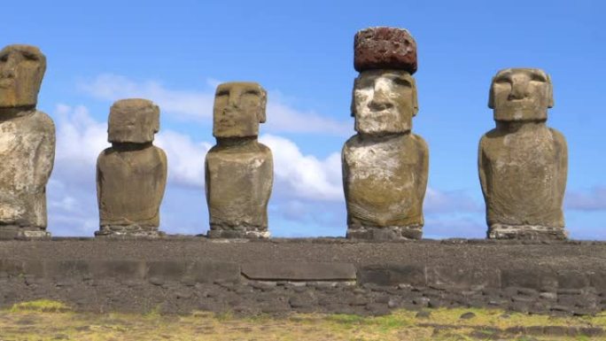 特写: 在阳光明媚的智利，用人脸拍摄令人困惑的雕像。