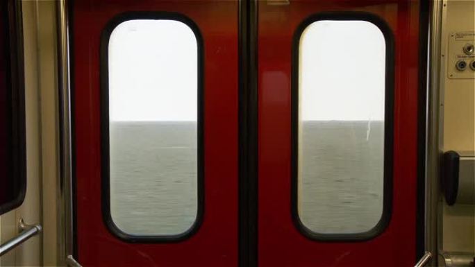 旧铁路车厢的内部。红门和乡村景观。