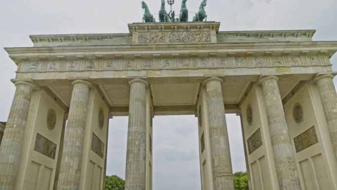 德国柏林勃兰登堡门的移动慢动作视频