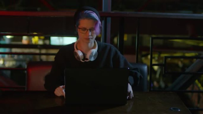 女程序员在酒吧使用电脑