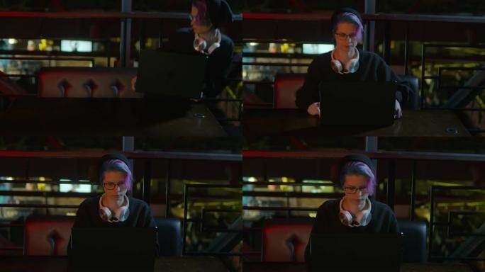 女程序员在酒吧使用电脑