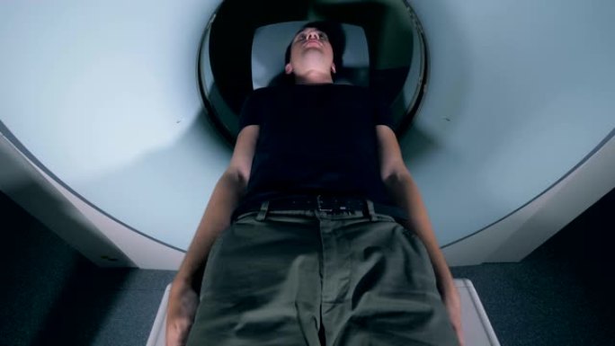 男性患者从MRI扫描机构出来