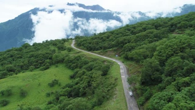 汽车在山区景观的蜿蜒道路上行驶