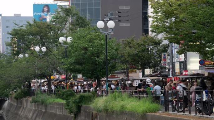 延时: 日本小吃摊Yatai Naka River Hakata fuoka的游客人群