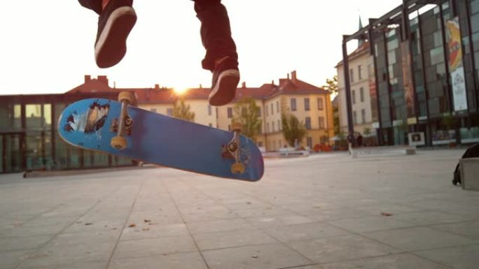 特写: 滑板手花花公子在美丽的城市广场上降落了一个fakie kickflip。