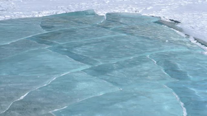 特写: 亚伯拉罕湖令人惊叹的绿松石水在冬季寒冷中结冰。