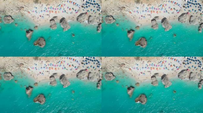 空中: 人们在地中海风景秀丽的isle沙滩上玩乐